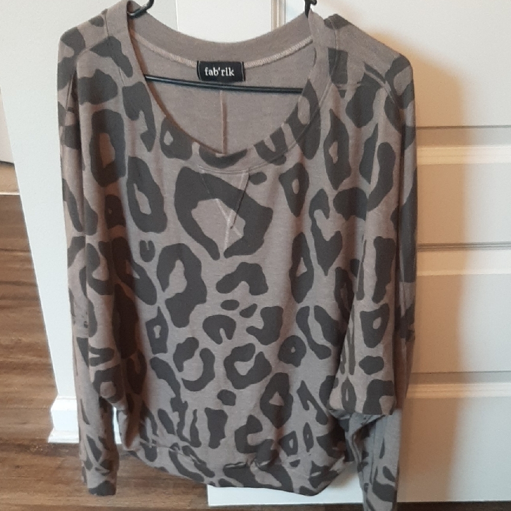 Fab'rik Gray Leopard Large Print Women's Top